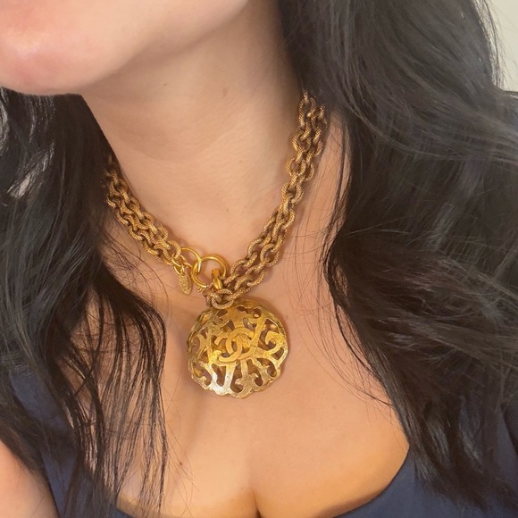 Chanel Vintage Gold CC Circle Pendant Chain Necklace - Picture 1 of 10